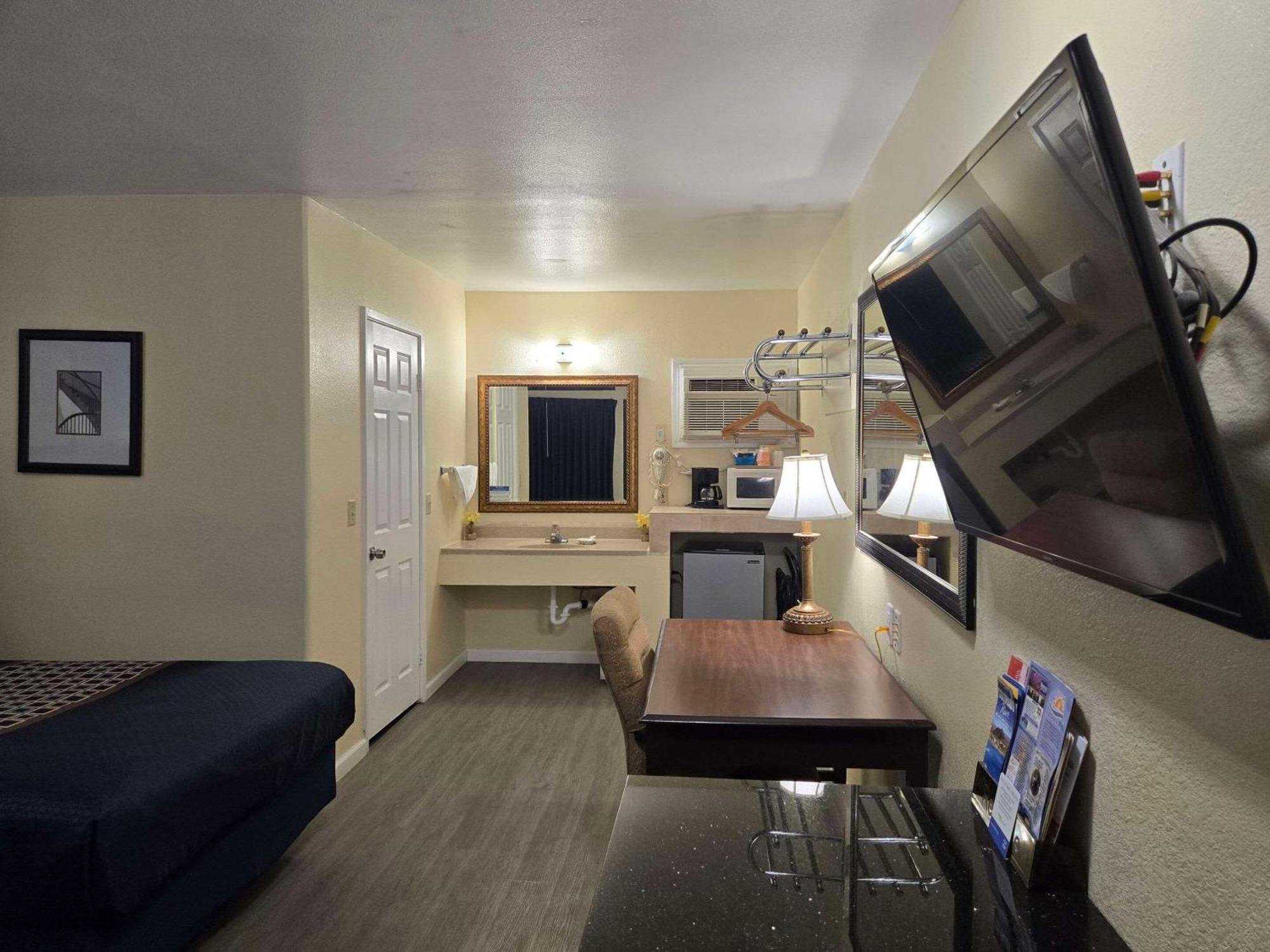 Rodeway Inn & Suites Blythe I-10 Exteriör bild